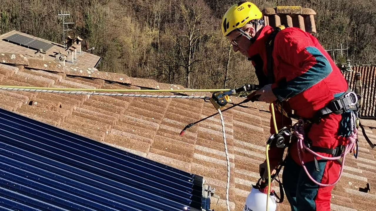 AT Funi | Pulizia pannelli e grondaie Pulizia pannelli e grondaie